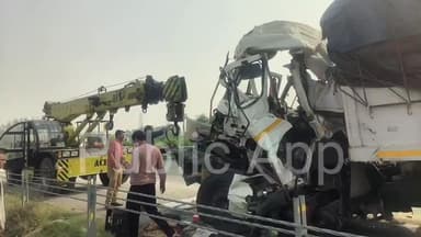 भरथना: बकेवर NH-19 पर दो ट्रकों में जोरदार भिड़ंत, घोड़ा ट्रक का चालक गंभीर, परिचालक मामूली घायल