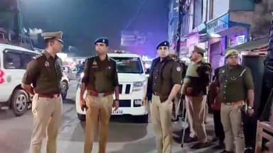 शिकोहाबाद: दिल्ली में हुए ब्लास्ट के बाद शिकोहाबाद में हाई अलर्ट, SP ग्रामीण अनुज चौधरी ने CO के साथ किया पैदल मार्च