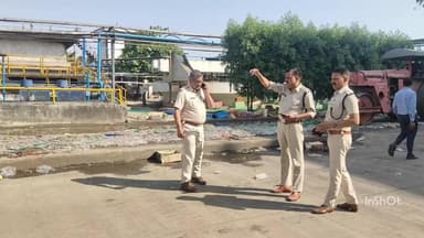 महू सिमरोल में ₹2 करोड़ 20 लाख की शराब पर चला रोड रोलर, शराब नष्ट की गई