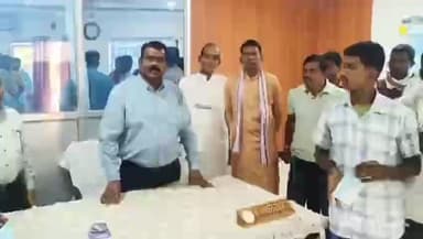 कोंडागांव: केशकाल विधायक नीलकंठ टेकाम ने दिवंगत छात्रों के परिजनों को ₹7 लाख का चेक वितरित किया