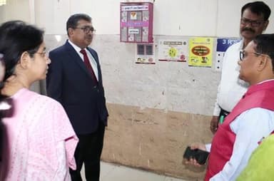 चास: बोकारो डीसी-डीडीसी ने सदर अस्पताल के इमरजेंसी वार्ड का निरीक्षण किया