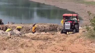 ଜଳେଶ୍ବର: ସୁବର୍ଣ୍ଣରେଖା ନଦୀରୁ ବେଆଇନ ବାଲି ଉତ୍ତୋଳନ,ପାଣି ଛାଡ଼ୁ ଛାଡ଼ୁ ତାର ପେଟ ଚିରିବା ଆରମ୍ଭ କରି ଦେଲେଣି ମାଫିଆ,ବାଲିକବାଡ଼ ନିକଟରେ