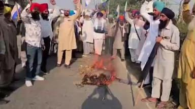 ਅੰਮ੍ਰਿਤਸਰ 2: ਅਜਨਾਲਾ ਇਲਾਕੇ ਦੇ ਵਿੱਚ ਕਿਸਾਨਾਂ ਵੱਲੋਂ ਦੇਸ਼ ਦੇ ਪ੍ਰਧਾਨ ਮੰਤਰੀ ਅਤੇ ਪੰਜਾਬ ਦੇ ਮੁੱਖ ਮੰਤਰੀ ਦਾ ਫੂਕਿਆ ਪੁਤਲਾ