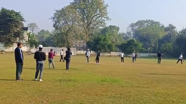 खंडवा नगर: खंडवा कलेक्टर ऋषव गुप्ता ने की ज़ोरदार बल्लेबाजी, एसपी 11 को 9वें ओवर में हराया