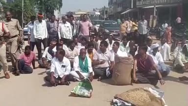 బిచ్కుంద: మార్కెట్ యార్డ్ కార్యాలయ ఎదురుగా బైఠాయించిన రైతులు, సోయా నిలిపివేయడంతో ఆందోళన చేసిన రైతులు, న్యాయం చేయాలని ధర్నా