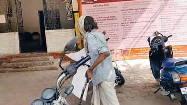 खंडवा नगर: साइकिल दिला दो साहब, चल नहीं पाता: खंडवा में साइकिल के लिए विकलांग बुजुर्ग की गुहार