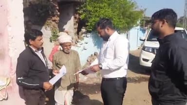 शहपुरा: बिजौरी गांव में एसडीएम ऐश्वर्य वर्मा ने मतदाताओं को विशेष पुनरीक्षण को लेकर ईएफ फॉर्म बांटे, दी जानकारी