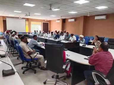 अलीराजपुर: ज़िला कलेक्ट्रेट में SDM पांडे की अध्यक्षता में ग्राम पटेलों की बैठक आयोजित, महत्वपूर्ण विषयों पर हुई चर्चा