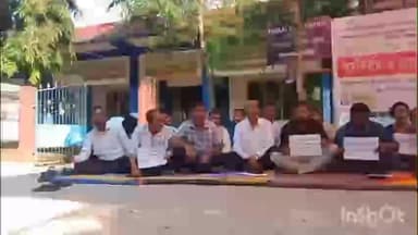 খুমটাই: খুমটাইত কেন্দ্ৰীয় উন্নয়ন খণ্ডৰ সন্মুখত কৰ্মবিৰতি ৰূপায়ণ পঞ্চায়ত আৰু গ্ৰামোন্নয়ন বিভাগৰ ঠিকাভিত্তিক কৰ্মচাৰীৰ