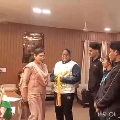 बालोद: कलेक्टर ने संयुक्त जिला कार्यालय बालोद में वेटलिफ्टिंग प्रतियोगिता के विजेता को सम्मानित किया