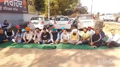 ਫਤਿਹਗੜ੍ਹ ਸਾਹਿਬ: ਫਤਿਹਗੜ੍ਹ ਸਾਹਿਬ ਦੇ ਸਮੂਹ ਪੱਤਰਕਾਰ ਭਾਈਚਾਰੇ ਵੱਲੋਂ ਪੁਲਿਸ ਦੇ ਖਿਲਾਫ ਥਾਣਾ ਸਰਹੰਦ ਅੱਗੇ ਰੋਸ ਧਰਨਾ ਦਿੱਤਾ