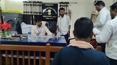 अकोला: शेतकऱ्यांचे जिल्हाधिकाऱ्यांना निवेदन — आपत्ती मदत व पिक अनुदान तातडीने देण्याची मागणी