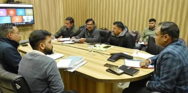 चमोली: जिलाधिकारी ने गोपेश्वर में गौचर नगर क्षेत्र की समस्याओं की समीक्षा बैठक की, अधिकारियों को दिए आवश्यक दिशा निर्देश