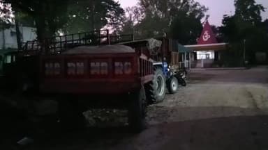 মাথাভাঙা ১: মাথাভাঙ্গা কলেজ মোড় এলাকায় বালি পাচার করার সময় একটি বালি বোঝাই ট্রাক্টর আটক করলো মাথাভাঙ্গা পুলিশ