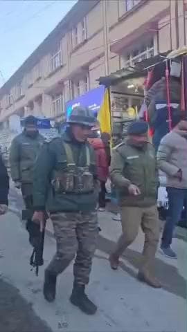 जोशीमठ: बद्रीनाथ धाम में सुरक्षा व्यवस्था चाक-चौबंद, चमोली पुलिस ने सेना और BDS के साथ किया संयुक्त फ्लैग मार्च