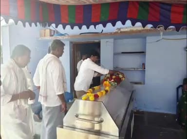 రాజోలి: తుమ్మలపల్లి గ్రామంలో భౌతికయానికి నివాళులు అర్పించిన అలంపూర్ ఎమ్మెల్యే విజయుడు