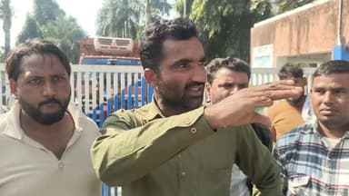 #gajraula उमंग डेयरी के निकलते प्रदूषण से गजरौला के लोग परेशान, गेट पर किया प्रदर्शन