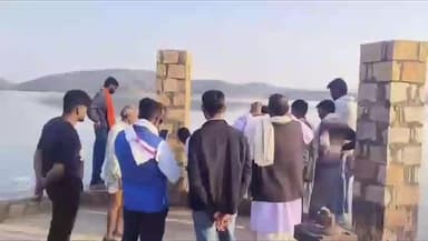 सपोटरा: जल संसाधन विभाग के अधिकारियों ने पूजा अर्चना के बाद कालीसिल बांध का गेट खोलकर सिंचाई के लिए मुख्य नहर में छोड़ा पानी