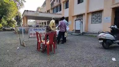 दिग्रस: तहसिल कार्यालयात निवडणूक तयारीचा कर्मचाऱ्यांना थकवा; कर्मचाऱ्यांना जेवायला वेळ मिळत नसल्याने कर्मचारी तहसिल आवारात जेवले