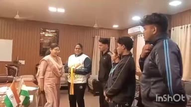 डौण्डीलोहारा: कलेक्टर दिव्या उमेश मिश्रा ने अंतर महाविद्यालय प्रतियोगिता अंतर्गत वेटलिफ्टिंग में विजेता खिलाड़ियों को सम्मानित किया