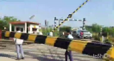 पेटलावद: बामनिया में रेलवे फाटक से टकराया गैस सिलेंडर से भरा वाहन, बड़ा हादसा टला