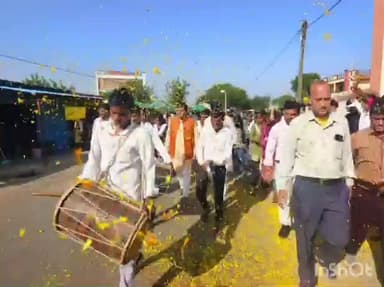 थांदला: जनजातीय गौरव दिवस पखवाड़े के तहत ग्राम परवलिया में पदयात्रा का आयोजन, ग्रामीणों ने किया स्वागत