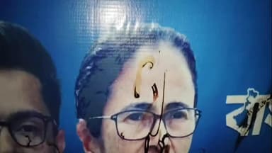 আউশগ্রাম ১: গুসকরায় তৃণমূলের সহায়তা শিবিরে লাগানো মমতা ও অভিষেকের ছবিতে রক্ত লাগিয়ে দেওয়ার অভিযোগ, তদন্তে পুলিশ