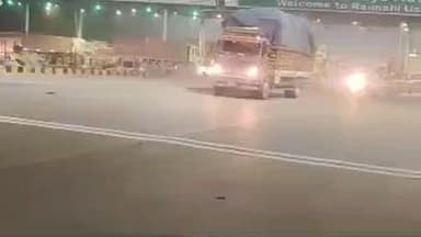 सोहावल: रौनाही टोल प्लाजा पर लगी सभी लाइट कई दिनों से बंद थी, रोड के बीचों-बीच की रोड लाइट भी जली