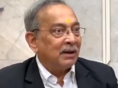 राहाता: साईबाबांविरुद्ध बोलणारे शंकराचार्यांचे प्रवक्ते अजय गौतम साईंच्या चरणी नतमस्तक..!