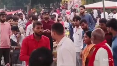 नौतनवा: अड्डा बाजार में मेले के दौरान महिला ने युवक को पीटा, वीडियो हुआ वायरल