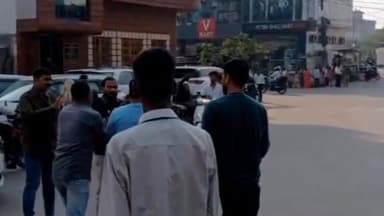 #जिले के #अग्रसेन चौराहे पर दिन दहाड़े दो पक्षों के बीच जमकर चले लात घुसे #वीडियो #वायरल पुलिस जांच में जुटी*
https://p...