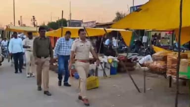 सेनगाव: पोलिसांची आठवडी बाजार परिसरात धडक कारवाई; १५ ट्रॅफिक केसेस, एका संशयिताकडून खंजीर जप्त