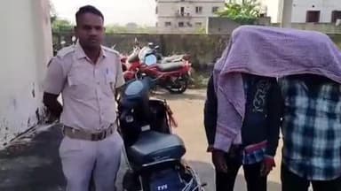 ବିଞ୍ଝାରପୁର: ଡୋଲୀପୁର ଅବକାରୀ ବିଭାଗ ପକ୍ଷରୁ ଅଶୋକଝର ଗାଁରେ ଚଢ଼ାଉ,50 ଲିଟର ଦେଶୀମଦ ସହିତ ସ୍କୁଟି ଗାଡି ଜବତ,ଦୁଇଜଣ ଗିରଫ କୋର୍ଟ ଚାଲାଣ