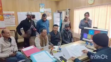 अल्मोड़ा: अल्मोड़ा के सब्जी और फल उत्पादक भल्यूड़ा के ग्रामीणों ने सड़क निर्माण की मांग को लेकर लोनिवि कार्यालय पहुंच जताया आक्रोश