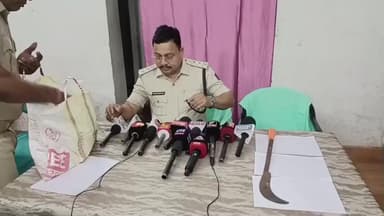 ବାଲେଶ୍ବର ମ୍ୟୁନିସିପାଲଟି: ମେଘଡମ୍ବରୁ ଛକ ଠାରେ ଦୁଇ ଲୁଟେରା ଗିରଫ,ବନ୍ଧୁକ, ତେଲେଙ୍ଗା କଟୁରୀ ଜବତ ନେଇ ସଦର ଥାନାରେ ସୂଚନା ଦେଲେ ସଦର SDPO