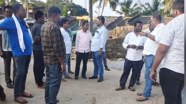 ଗୁଣୁପୁର: ପଦ୍ମପୁର ବ୍ଲକ ସୌରା ଆମ୍ଭକୁଲା ଗ୍ରାମକୁ ଗ୍ରସ୍ତ କରି ମାଝି ଶବର ମାମୁଁ ଙ୍କ ଦଶାହ କାର୍ଯ୍ୟରେ ଯୋଗ ଦେଲେ ଗୁଣପୁର ବିଧାୟକ ସତ୍ୟଜିତ ଗମାଙ୍ଗ