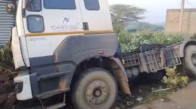 ಅಥಣಿ: ಸತ್ತಿ ಗ್ರಾಮದಲ್ಲಿ ರಸ್ತೆ ಬದಿಗೆ ನುಗ್ಗಿದ ವಾಹನ ಪ್ರಾಣಾಪಾಯದಿಂದ ಚಾಲಕ ಪಾರು