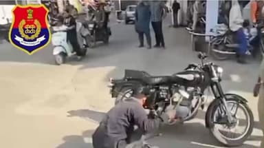 ਨਿਹਾਲ ਸਿੰਘਵਾਲਾ: ਮੋਗਾ ਪੁਲਿਸ ਦੇ ਟ੍ਰੈਫਿਕ ਇੰਚਾਰਜ ਵੱਲੋਂ ਸ਼ਹਿਰ ਵਿੱਚ ਬੁਲਟ ਮੋਟਰਸਾਈਕਲ ਸਵਾਰਾਂ ’ਤੇ ਵੱਡੀ ਕਾਰਵਾਈ ਕੀਤੀ ਗਈ