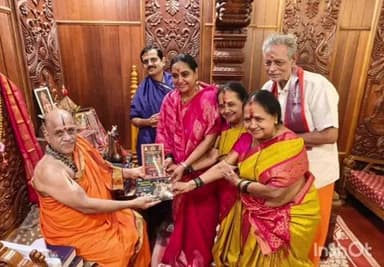 ಉಡುಪಿ: ಉಡುಪಿ ಶ್ರೀ ಕೃಷ್ಣ ಮಠಕ್ಕೆ ನಟಿ ಶ್ರುತಿ ತಮ್ಮ ಕುಟುಂಬದವರೊಂದಿಗೆ ಭೇಟಿ