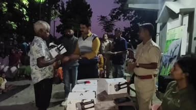 ধূপগুড়ি: হাতি ও মানুষের সংঘাত রুখতে চারোয়া লাইনে একটি সচেতনতা মূলক শিবিরের আয়োজন করল বনকর্মিরা