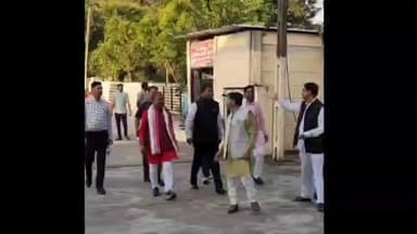 જેતપુર પાવી: ધારાસભ્યના નિવાસ્થાને ઉમરવા ખાતે રાજ્યકક્ષાના મંત્રીઓની મુલાકાત લીધી.