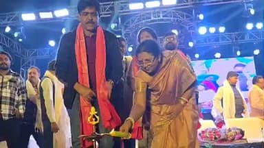 ভাঙড় ১: সংসদ প্রতিমা মন্ডল এর গানে মুখরিত হলো ৭৪ তম তাড়দহ সার্বজনীন রাস উৎসবের শুভ সূচনার মঞ্চ