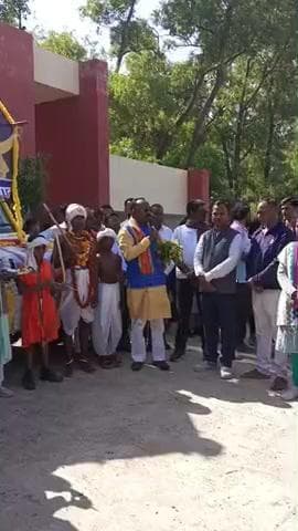 माननीय भगत सिंह नेताम जी के द्वारा बिरसा मुंडा रथ यात्रा के दौरान आवासीय स्कूल में भाषण देते हुए 12.11.2025