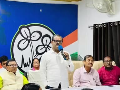 কোচবিহার ১: নাটাবাড়ি বিধানসভা কেন্দ্রের নেতৃত্বদের নিয়ে গুরুত্বপূর্ণ বৈঠক অনুষ্ঠিত হলো তৃণমূল কার্যালয়ে, উপস্থিত জেলা সভাপতি