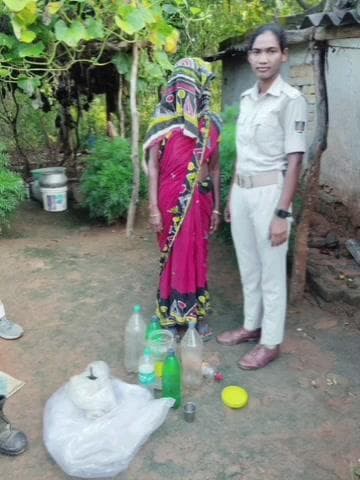 ସୁନ୍ଦରଗଡ ସହର: ଡିଷ୍ଟ୍ରିକ୍ଟ ମୋବାଇଲ ୟୁନିଟର କୁଅର ବଗାରେ ଚଢାଉ, ମଦ ସହ ଜଣେ ମହିଳା ଗିରଫ