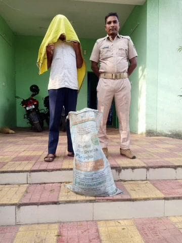 ସୁନ୍ଦରଗଡ ସହର: ଡିଷ୍ଟ୍ରିକ୍ଟ ମୋବାଇଲ ୟୁନିଟର ସଦର ଥାନା କେପସେରେ ଅବକାରୀ ଚଢାଉ, ଜଣେ ଅଭିଯୁକ୍ତ ଗିରଫ, 20 ଲିଟର ମଦ ଜବତ