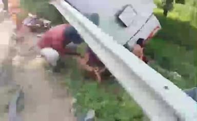 ఇటిక్యాల: కోదండాపురం గ్రామ సమీపంలో 44వ జాతీయ రహదారిపై రోడ్డు ప్రమాదం..భార్య భర్తలకు గాయాలు