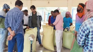 পুঞ্চা: পুঞ্চা কৃষক বাজারে ধান ক্রয় কেন্দ্র পরিদর্শনে পুঞ্চা BDO,সভাপতি