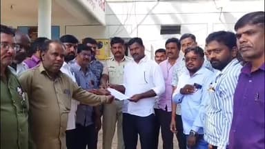 ಬಸವಕಲ್ಯಾಣ: ವಿನಾಕಾರಣ ತೊಂದರೆ ನೀಡುತ್ತಿರುವ ವ್ಯಕ್ತಿಗಳ ವಿರುದ್ಧ ಕ್ರಮ ಕೈಗೊಳ್ಳಿ; ನಗರದಲ್ಲಿ ನಗರಸಭೆ ಸಿಬ್ಬಂದಿ ಹಾಗೂ ಪೌರ ಕಾರ್ಮಿಕರ ಒತ್ತಾಯ