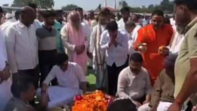 यवतमाळ: पहूर येथे स्व.प्रमिलादेवी राठोड यांच्या अंत्यसंस्कार विधीस मंत्री इंद्रनील यांनी उपस्थित राहून वाहिली श्रद्धांजली